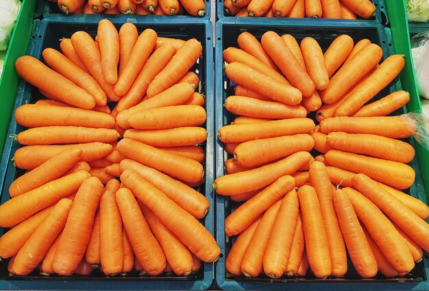 Vista de ángulo alto de la pila de zanahorias frescas de naranja