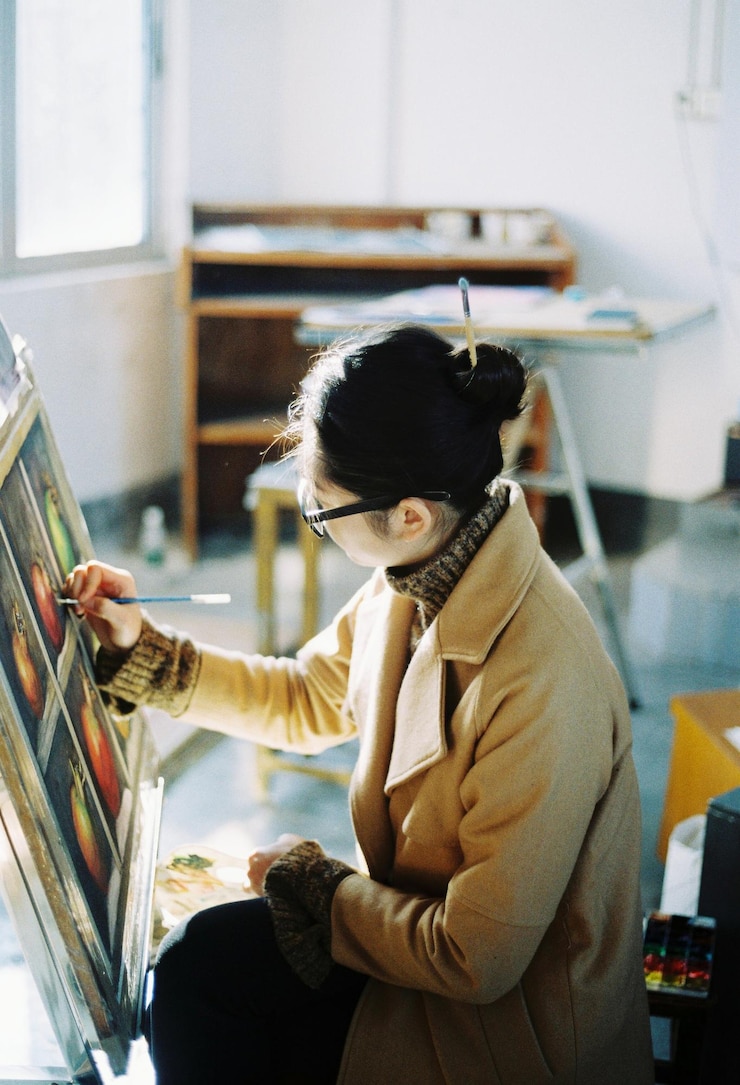 Foto vista de ángulo alto de la pintura del artista en el lienzo