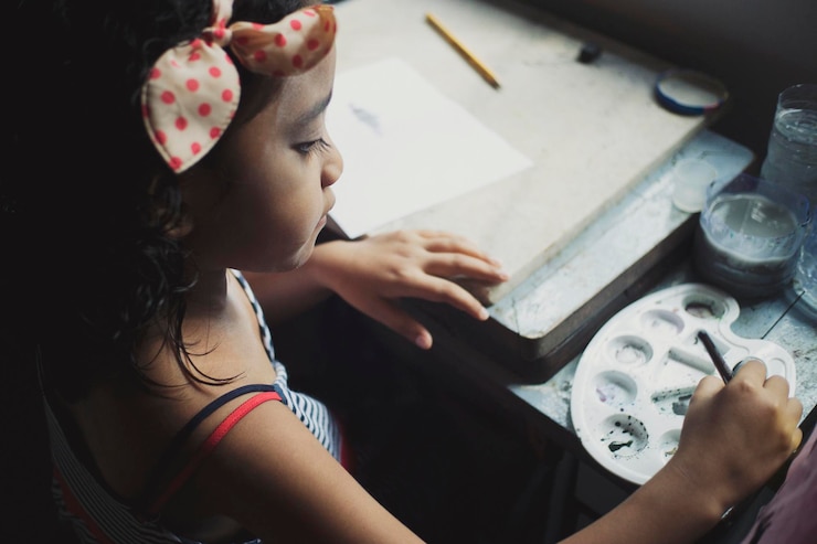 Foto vista de ángulo alto de pinturas de mujeres