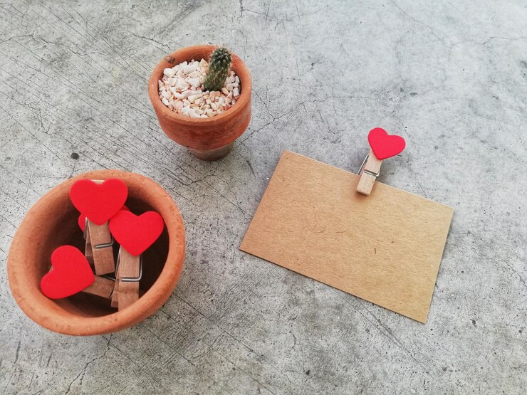 Foto vista de ángulo alto de una pinza de ropa con forma de corazón