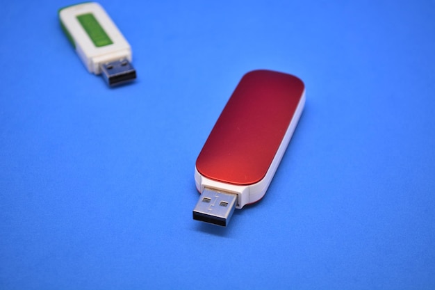 Vista de ángulo alto de las pinzas USB en fondo azul
