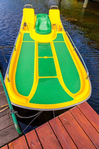 Foto vista en ángulo alto de la piscina junto al lago