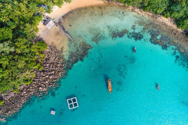 Foto vista de ángulo alto de la piscina en el mar