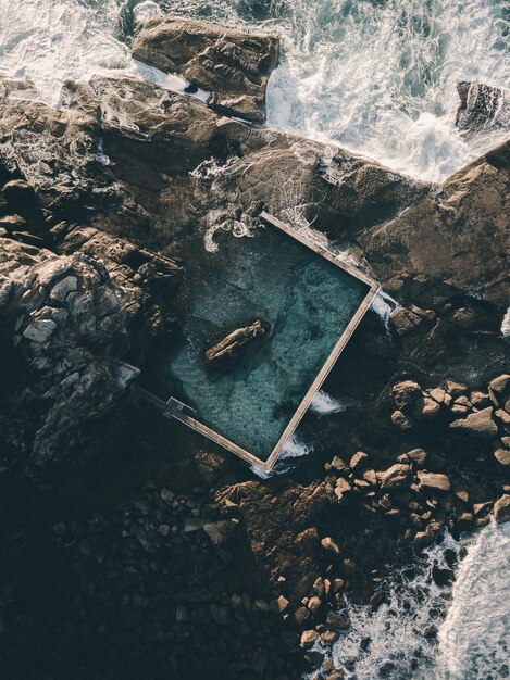 Vista en ángulo alto de la piscina por las rocas