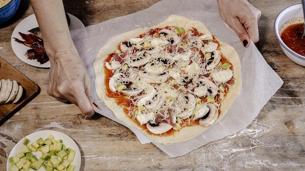 Foto vista de ángulo alto de la pizza en la mano