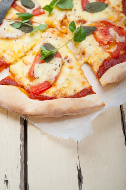 Vista de ángulo alto de la pizza en la mesa