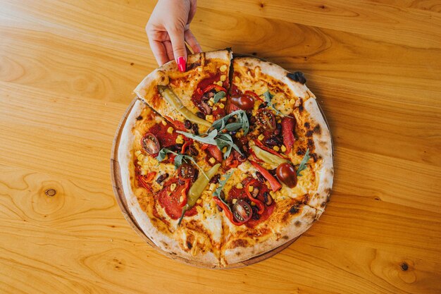 Foto vista de ángulo alto de la pizza en la mesa