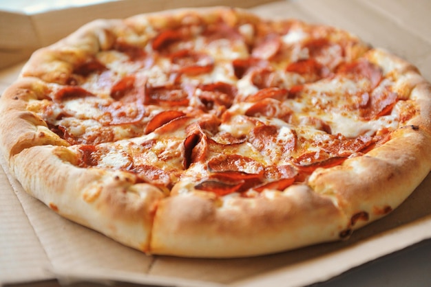 Vista de ángulo alto de la pizza en la mesa