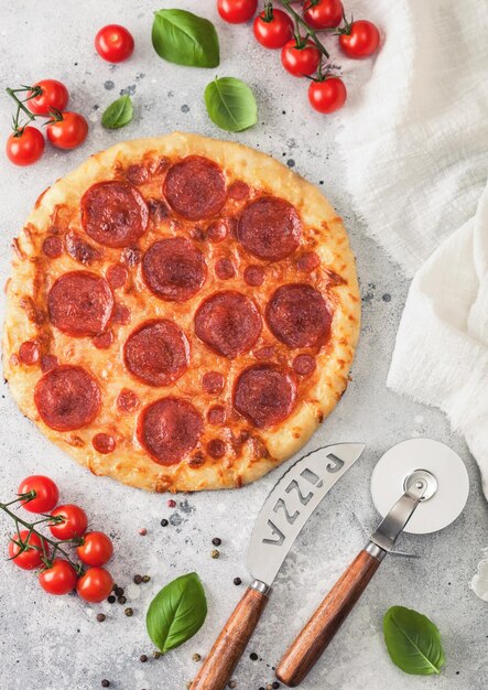 Foto vista de ángulo alto de la pizza en la mesa