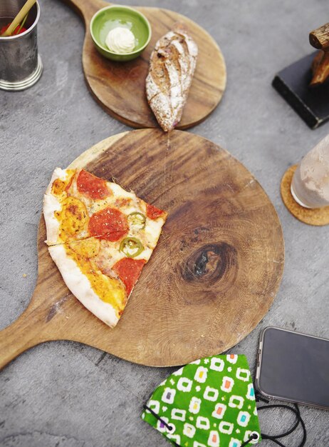 Foto vista de ángulo alto de la pizza en la mesa