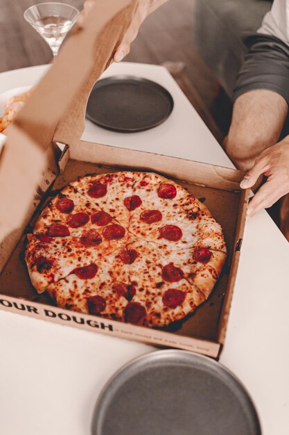 Foto vista de ángulo alto de la pizza en la mesa