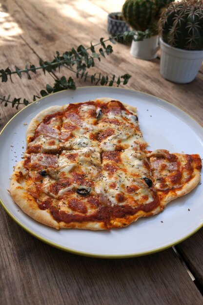 Foto vista de ángulo alto de la pizza en el plato sobre la mesa