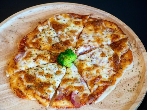 Vista de ángulo alto de la pizza en el plato sobre la mesa