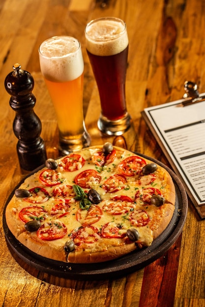 Foto vista de ángulo alto de la pizza servida en la mesa en un restaurante