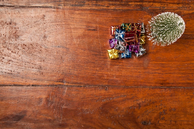 Foto vista de ángulo alto de plantas en maceta en una mesa de madera