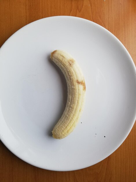 Foto vista de ángulo alto de los plátanos en el plato sobre la mesa