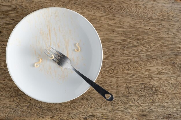 Foto vista de ángulo alto de un plato vacío en la mesa