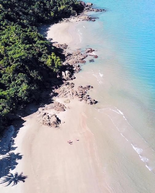 Foto vista en ángulo alto de la playa contra el cielo