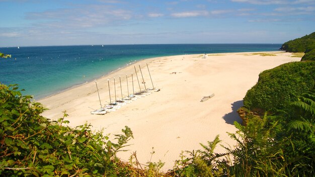 Foto vista en ángulo alto de la playa contra el cielo