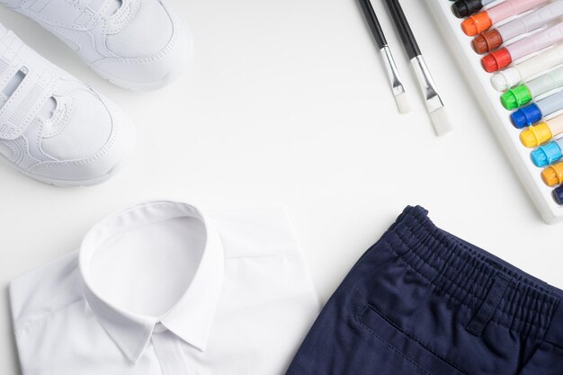 Foto vista de ángulo alto de la pluma y la camisa en la mesa