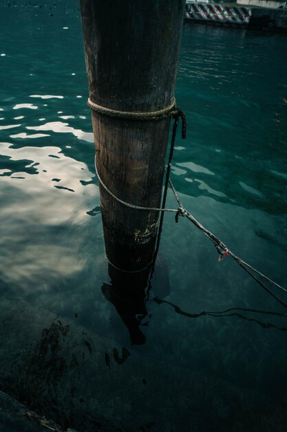 Foto vista de ángulo alto de un poste de madera en el mar