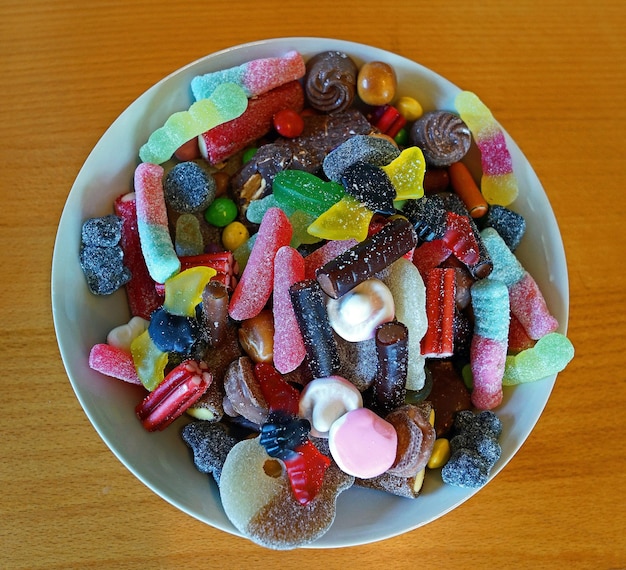 Foto vista de ángulo alto del postre en el plato sobre la mesa