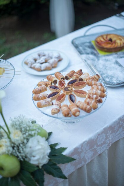 Foto vista de ángulo alto del postre en el plato sobre la mesa