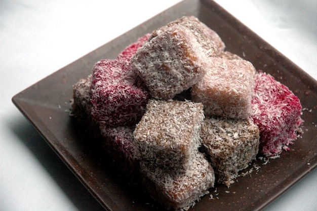 Vista de ángulo alto del postre en el plato sobre la mesa