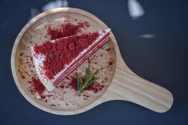 Foto vista de ángulo alto del postre en el plato sobre la mesa