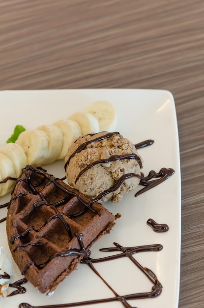 Foto vista de ángulo alto del postre en el plato sobre la mesa