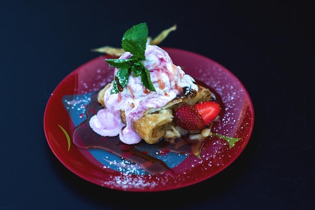 Vista de ángulo alto del postre en el plato sobre la mesa