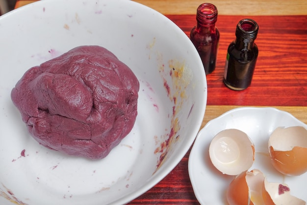 Vista de ángulo alto del postre en el plato sobre la mesa