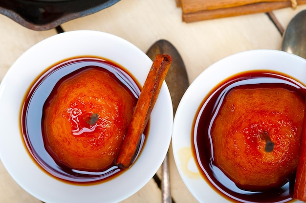 Foto vista de ángulo alto del postre en el plato sobre la mesa