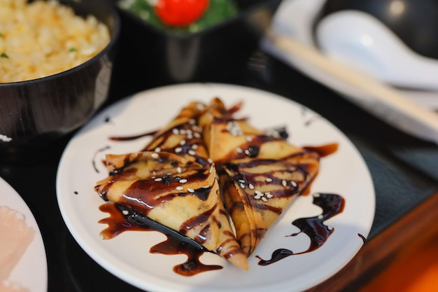 Foto vista de ángulo alto del postre en el plato sobre la mesa