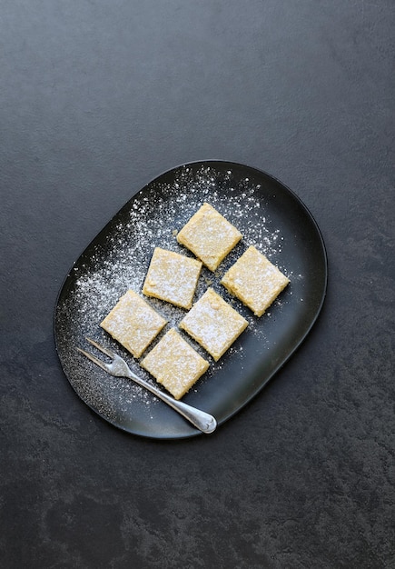 Foto vista de ángulo alto del postre en el plato