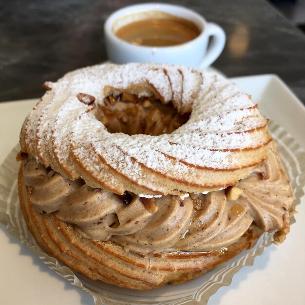 Vista de ángulo alto del postre en el plato