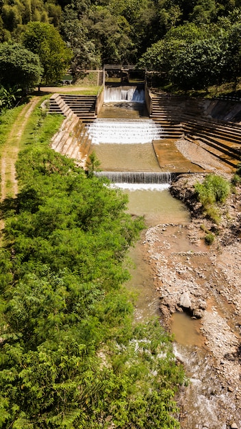 Foto vista de ángulo alto de presas en el pequeño río en tailandia