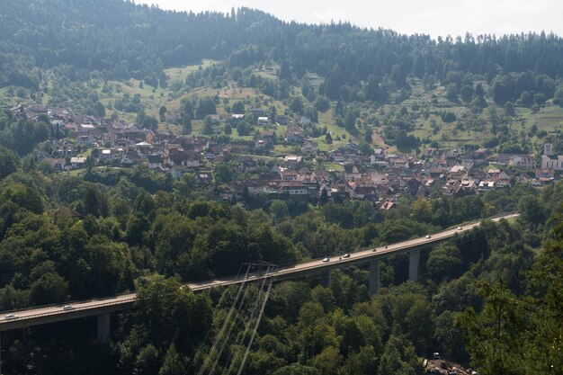 Vista de ángulo alto del puente en la ciudad