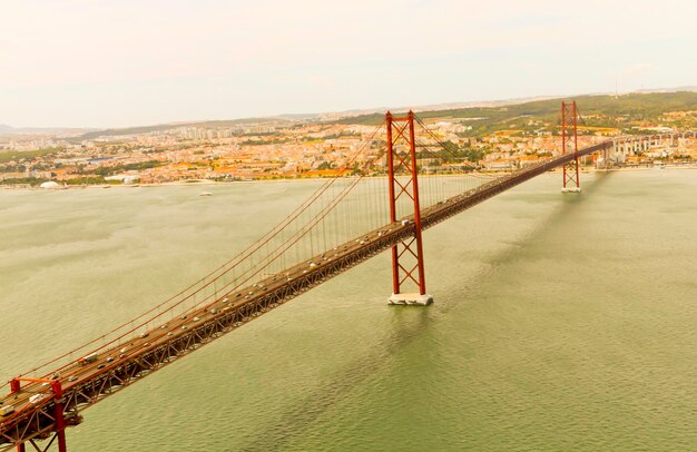 Foto vista de ángulo alto del puente colgante