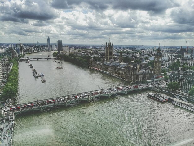 Foto vista de ángulo alto del puente colgante