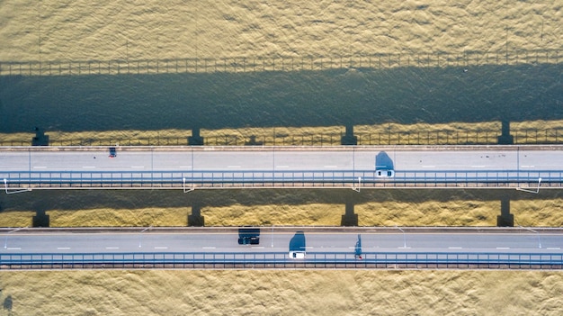 Vista de ángulo alto del puente de hormigón sobre el mar