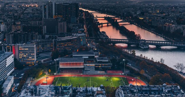 Foto vista de ángulo alto del puente iluminado y los edificios de la ciudad