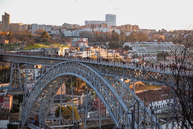 Foto vista de ángulo alto del puente sobre el río en medio de los edificios de la ciudad