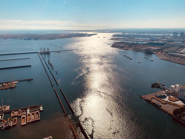 Foto vista de ángulo alto del puerto por el mar contra el cielo