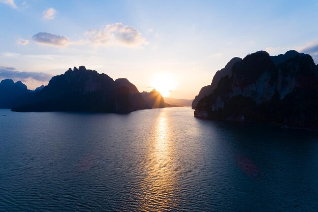 Vista de ángulo alto Puesta de sol o amanecer sobre la montaña Vista aérea del lago durante la puesta de sol