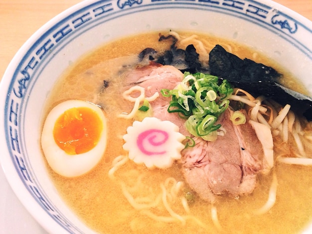 Vista de ángulo alto del ramen en el cuenco