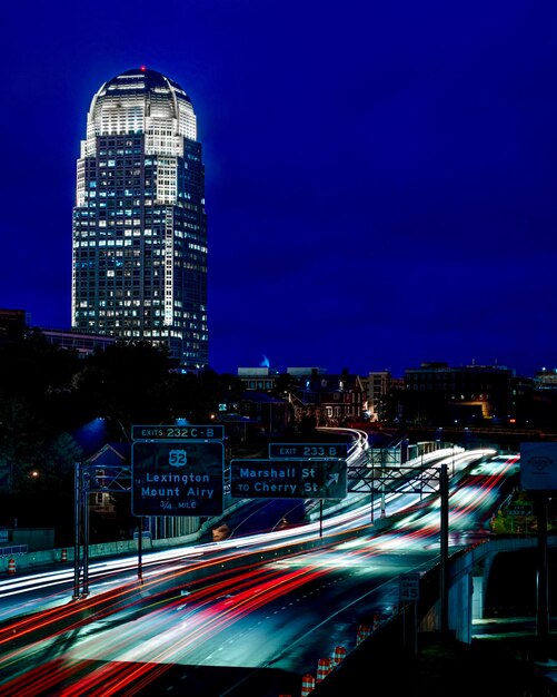 Foto vista de ángulo alto de los rastros de luz en la carretera por la noche
