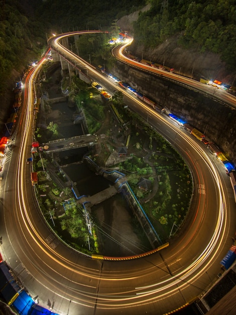 Foto vista de ángulo alto de los rastros de luz en la carretera por la noche