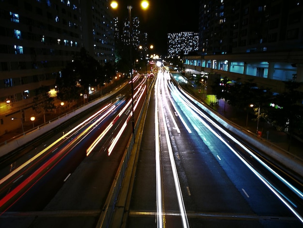 Foto vista de ángulo alto de los rastros de luz en la carretera por la noche