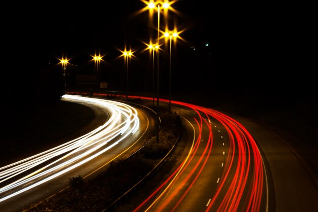 Foto vista de ángulo alto de los rastros de luz en la carretera por la noche